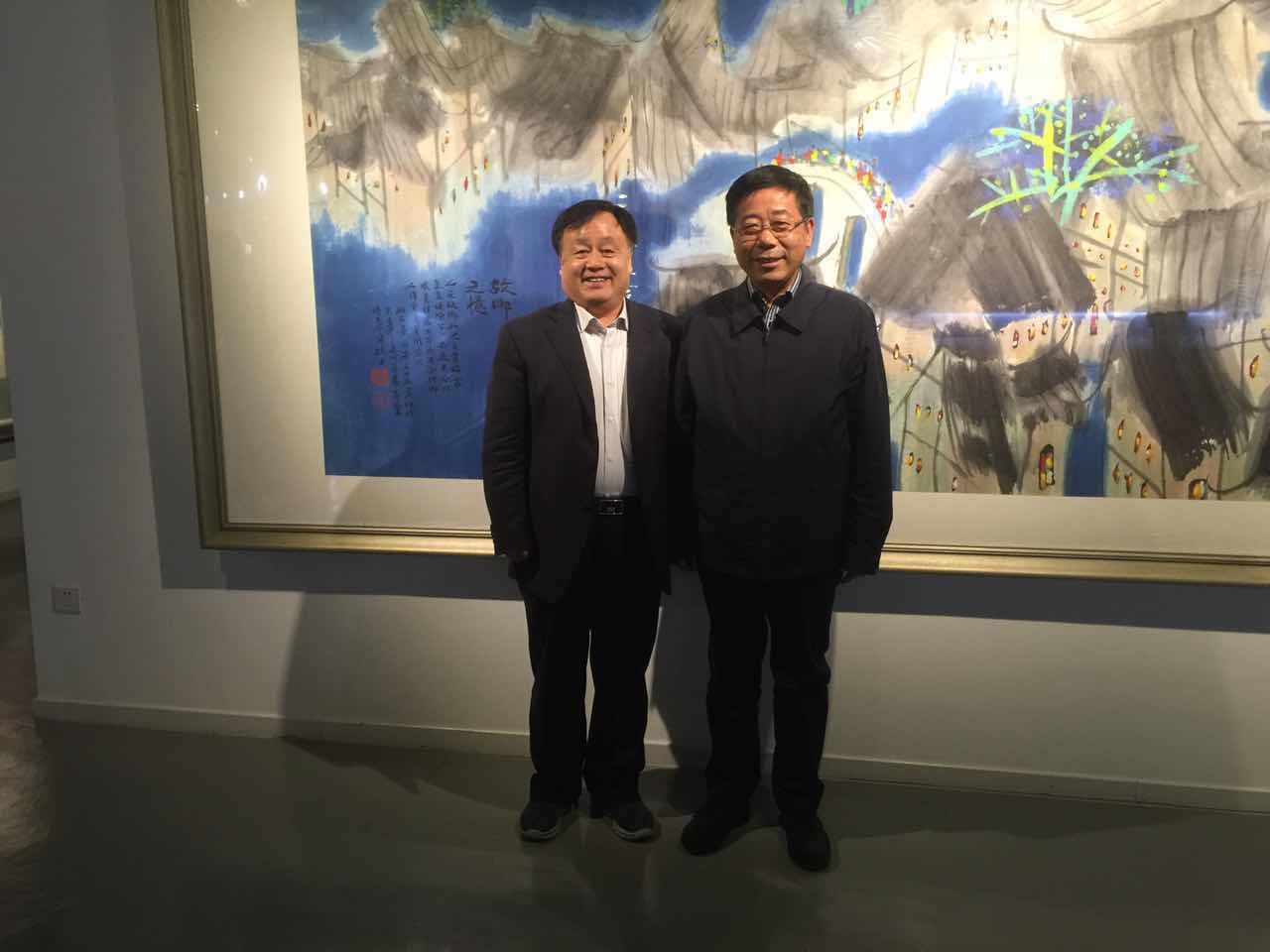 校長與現(xiàn)任教育部部長陳寶生親切交談并合影留念
