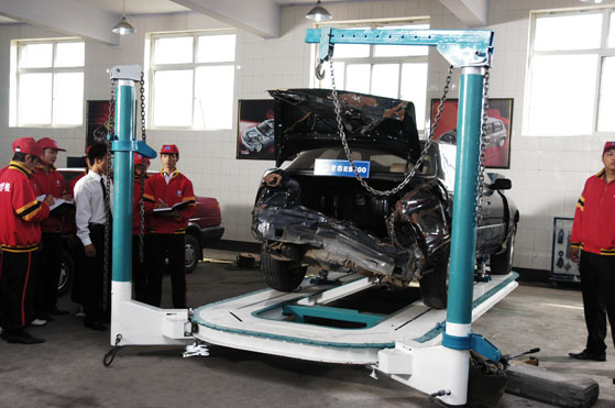 汽車鈑金實(shí)訓(xùn)車間