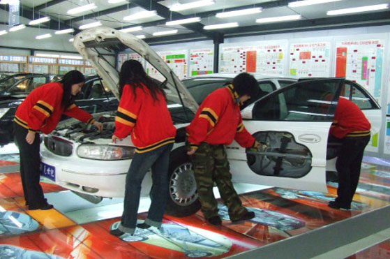 北方學(xué)校女學(xué)員認(rèn)真實(shí)踐場(chǎng)景