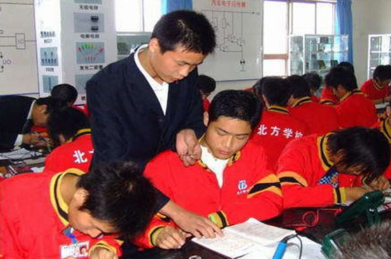 老師耐心輔導(dǎo)學(xué)生功課.jpg