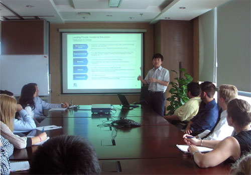 美國斯克蘭頓大學(xué)商學(xué)院參觀北方汽車專修學(xué)校